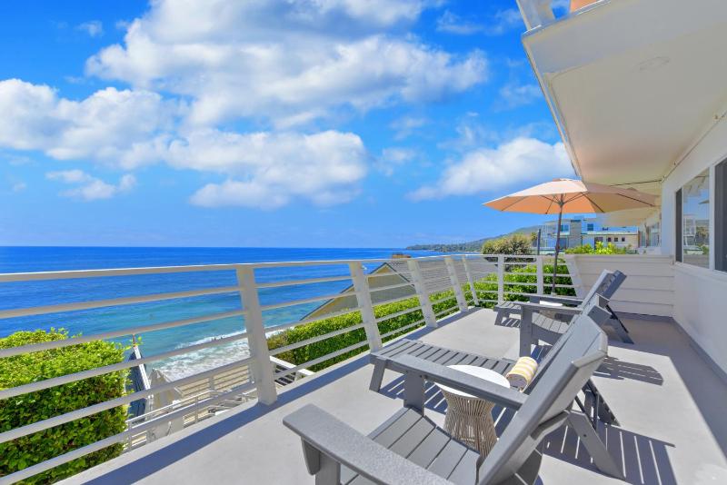Premium King Ocean Front Balcony image 3