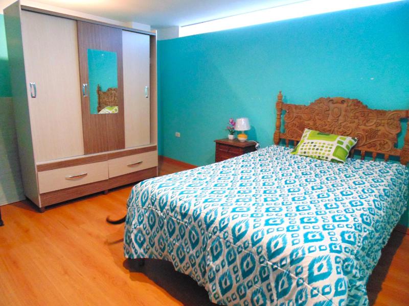 Habitación privada cómoda y amplia con cama matrimonial - image 1