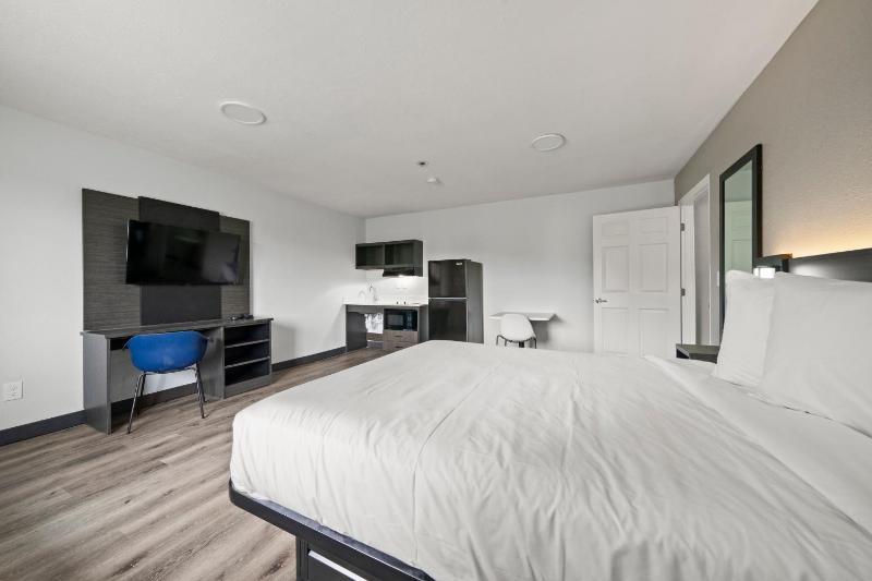 One-Bedroom Apartment image 3