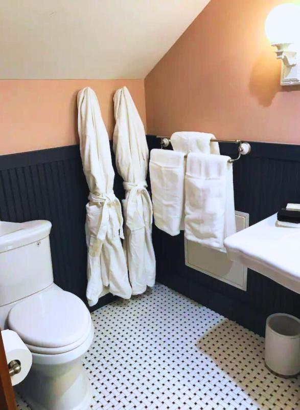 Queen Room image 4