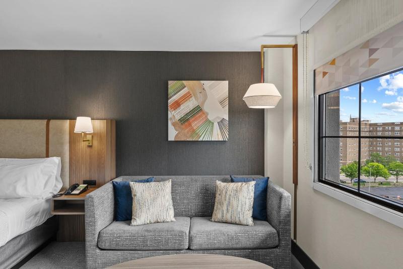 Standard King Room image 4