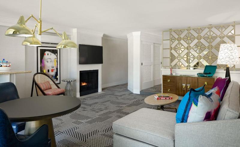 Premier 2 Queens Suite with Balcony image 2