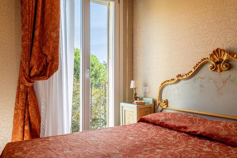 Superior Double Room image 3