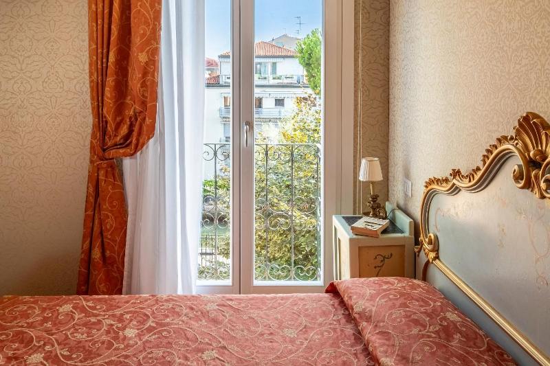 Standard Double Room image 1