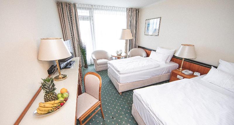 Standard Twin Room with Garden View image 1