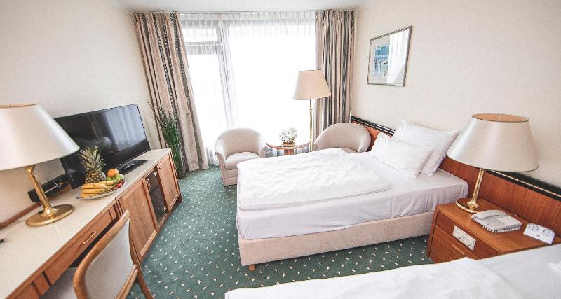 Standard Twin Room image 4