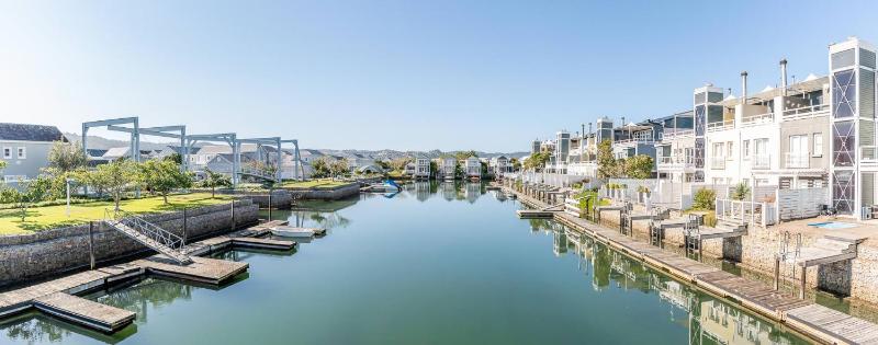 Vibey Modern Apartment - image 16
