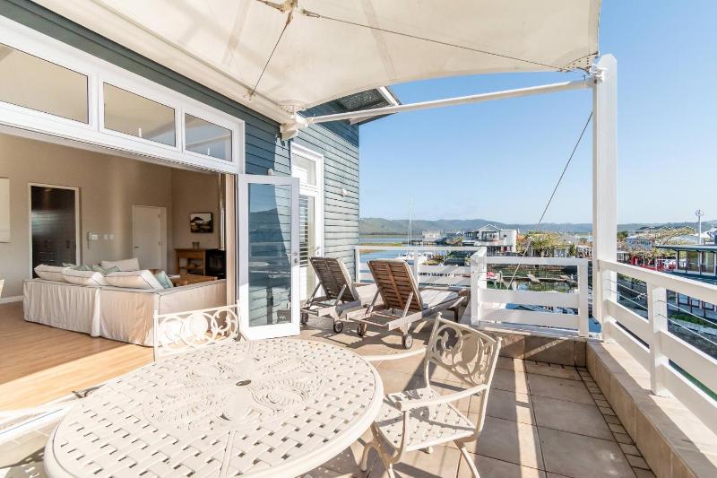 Vibey Modern Apartment - image 9