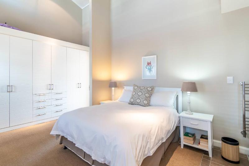 Vibey Modern Apartment - image 10