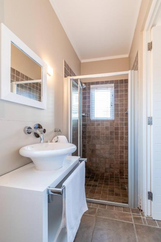 Vibey Modern Apartment - image 8