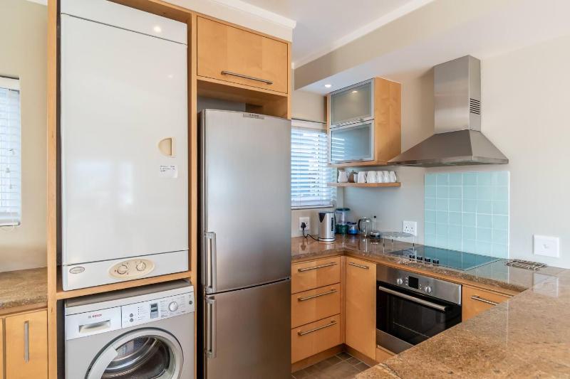 Vibey Modern Apartment - image 6