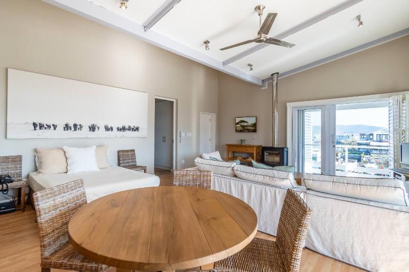 Vibey Modern Apartment - image 11