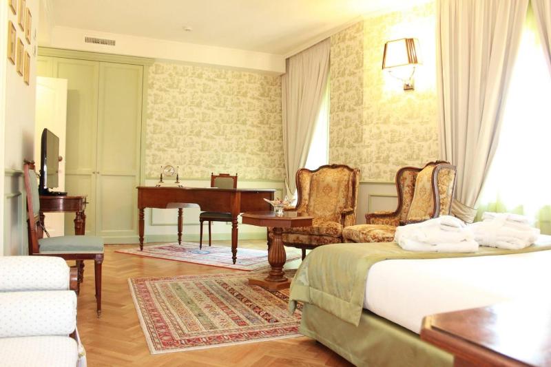 Deluxe Double Room image 3