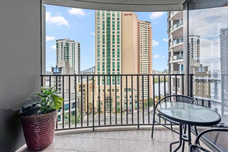 Modern Style! 1Bed/1Bath/Balcony/Pool ~ CBD - image 14