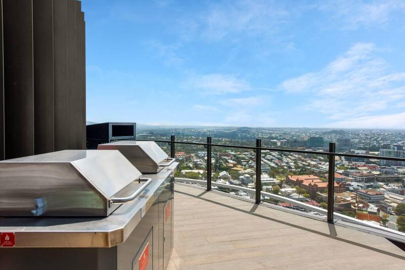 Modern Style! 1Bed/1Bath/Balcony/Pool ~ CBD - image 10