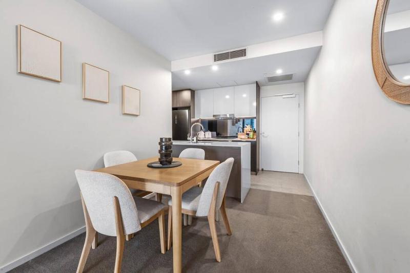 Modern Style! 1Bed/1Bath/Balcony/Pool ~ CBD - image 6