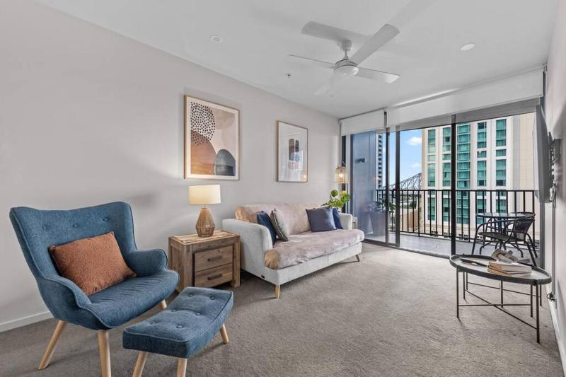 Modern Style! 1Bed/1Bath/Balcony/Pool ~ CBD - image 2
