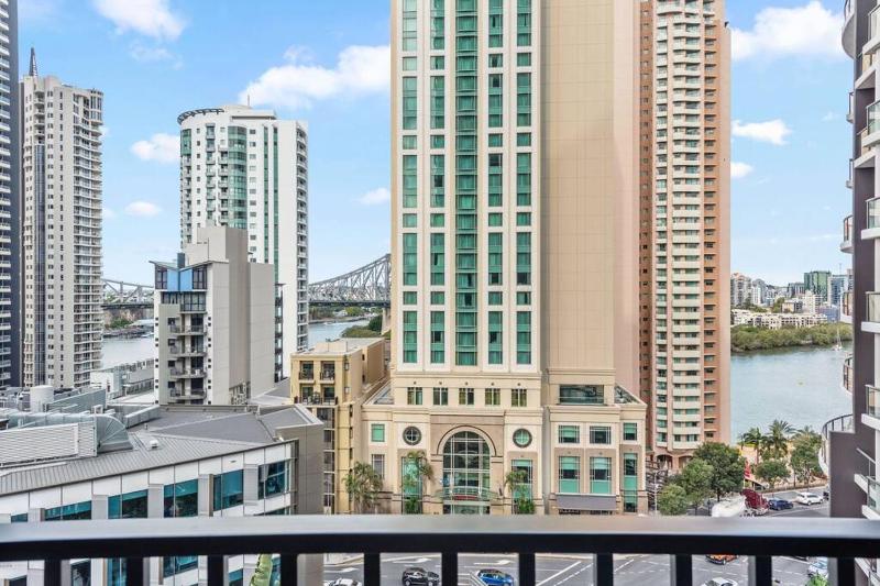 Modern Style! 1Bed/1Bath/Balcony/Pool ~ CBD - image 4