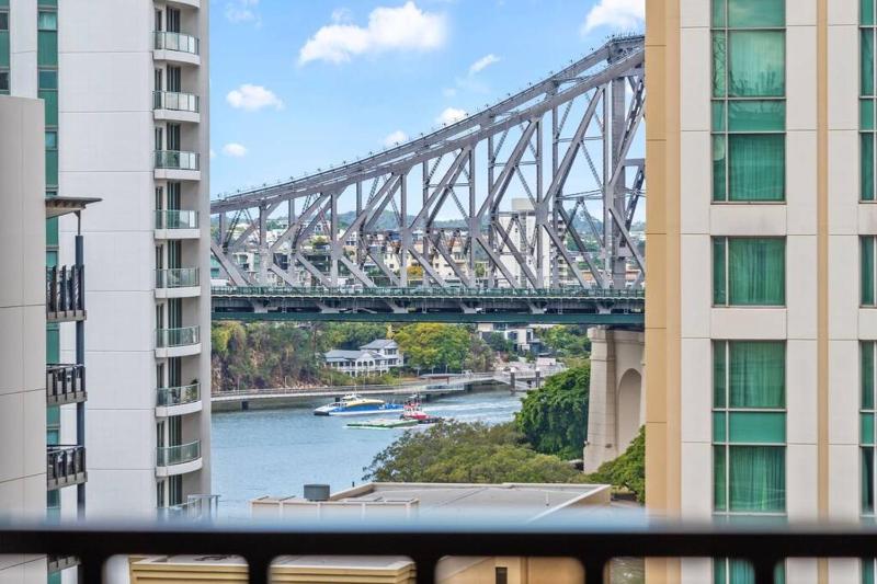 Modern Style! 1Bed/1Bath/Balcony/Pool ~ CBD - image 7
