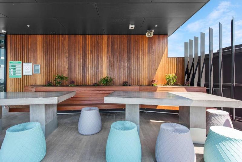 Modern Style! 1Bed/1Bath/Balcony/Pool ~ CBD - image 9