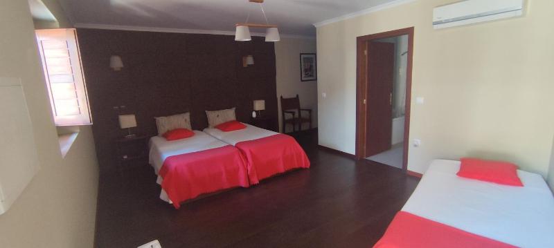 Twin Room image 3