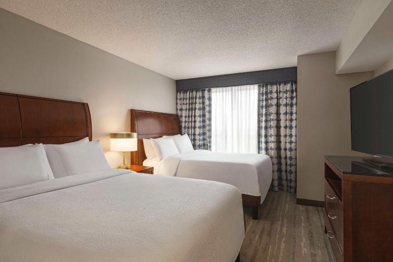 Junior Suite with Two Queen Beds image 3