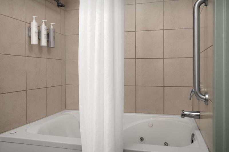 King Room with Whirlpool image 2
