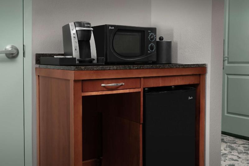 King Room with Roll-In Shower - Mobility Access image 4