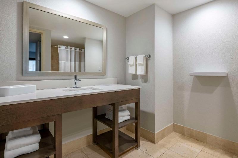 Queen Suite with Two Queen Beds - Non-Smoking image 4