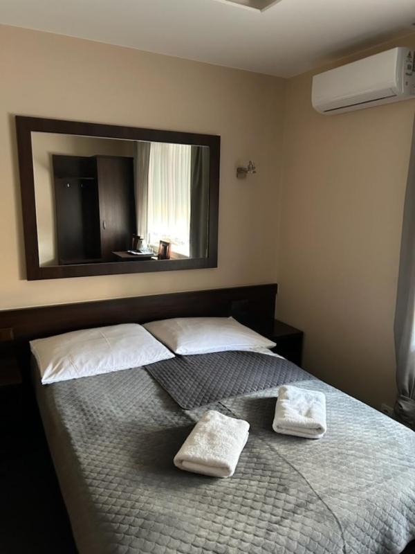 Large Double or Twin Room image 4