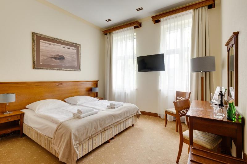 Classic Double Room image 3