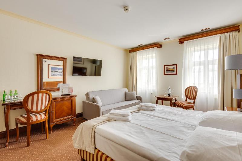 Classic Double Room with Extra Bed image 3