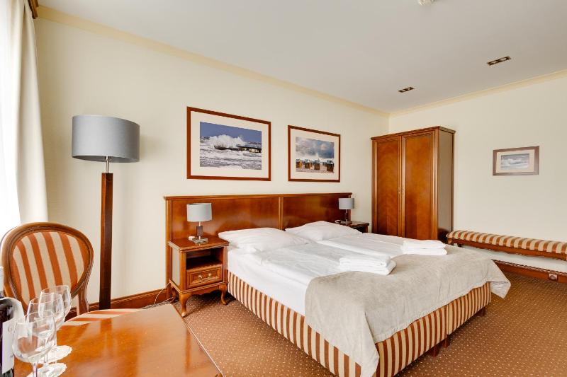 Classic Double Room with Extra Bed image 4