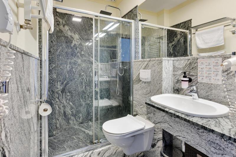 Classic Double Room with Extra Bed image 1