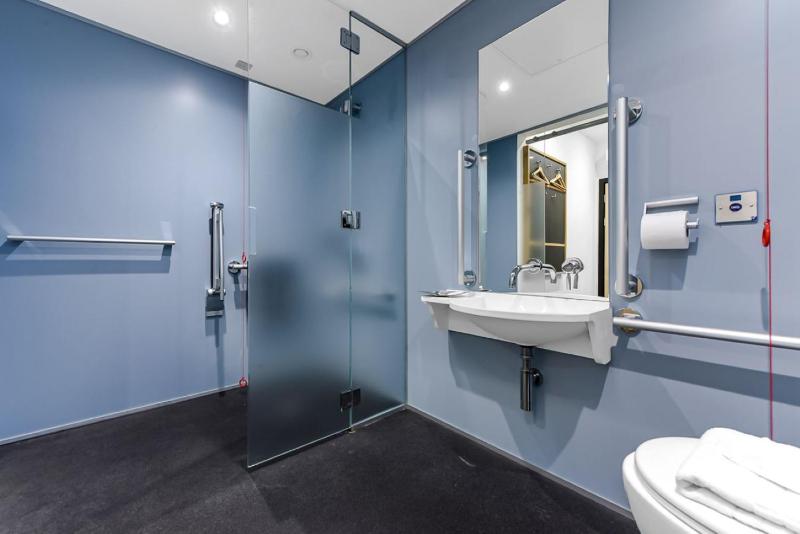 Z Inside Queen Accessible (without a window) image 1