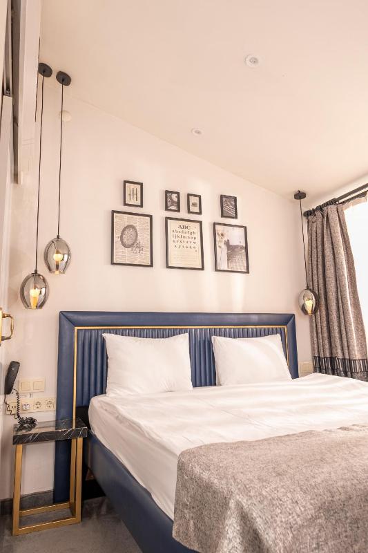 Double Room with Balcony (2 Adults + 1 Child) image 1