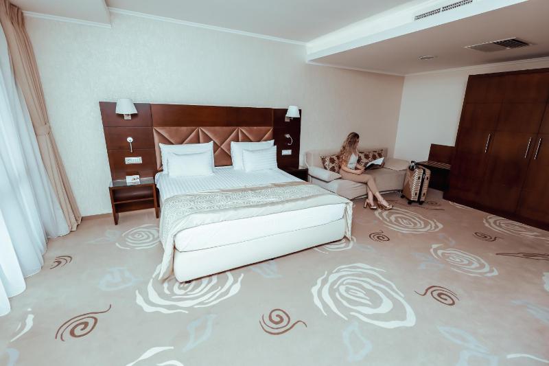 Family Room image 2