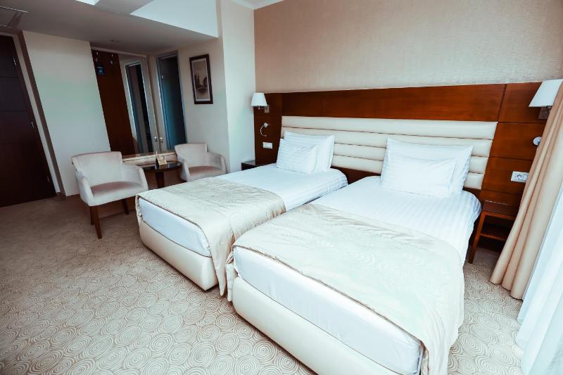 Twin Room image 4