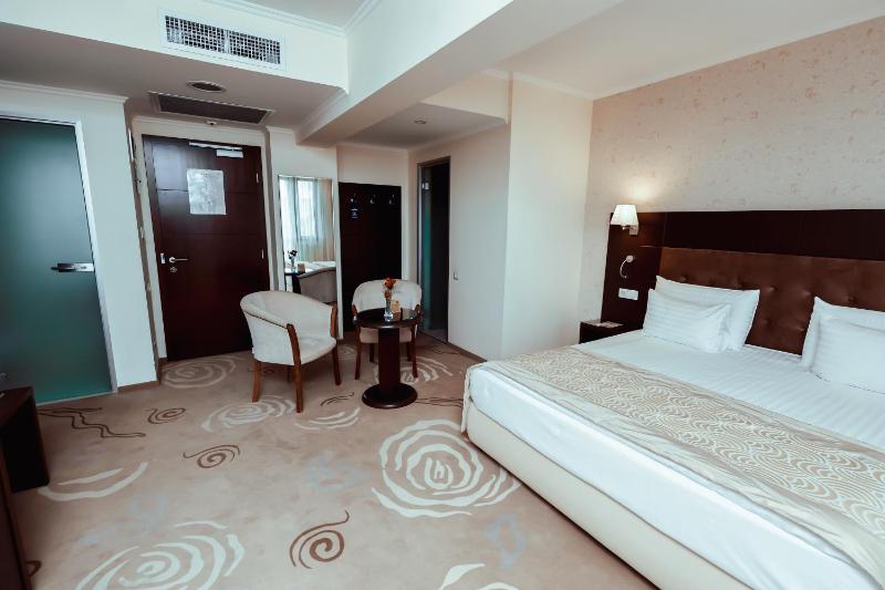 Double Room with Balcony image 3