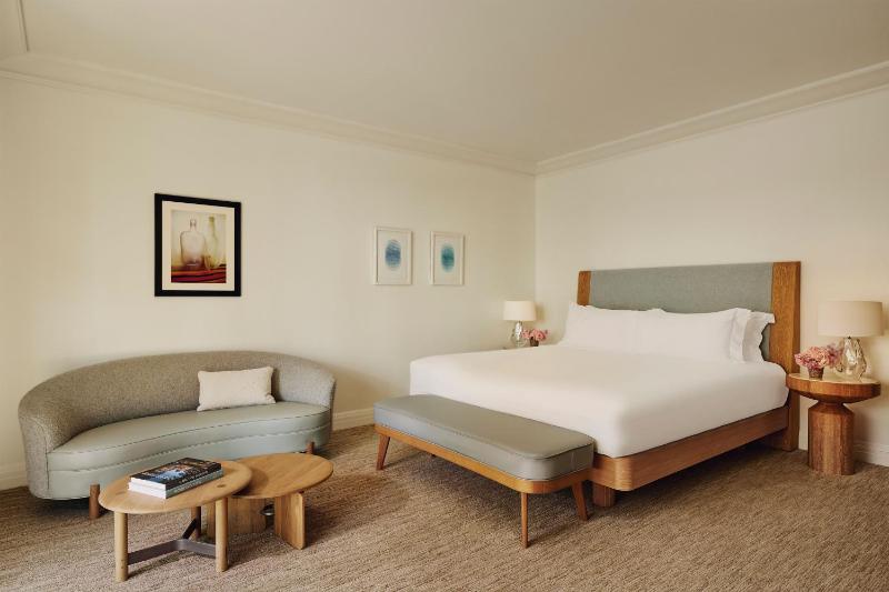 Deluxe Room image 3