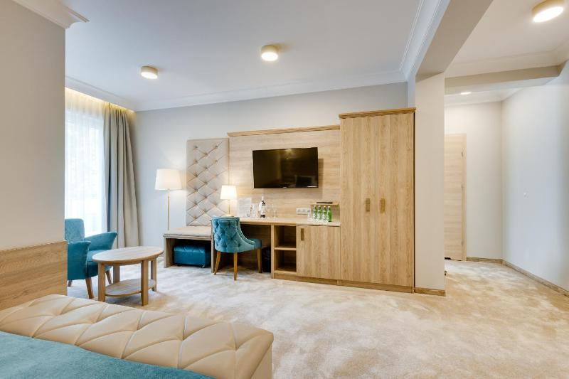 Deluxe Family Room image 4