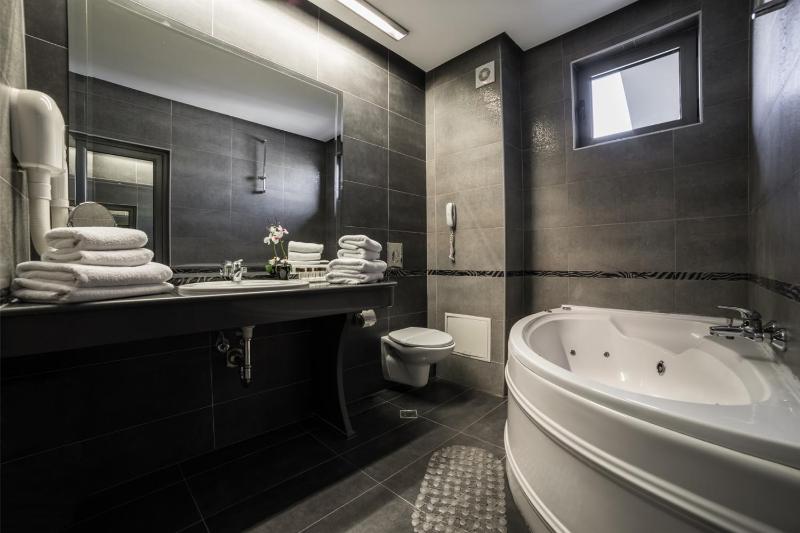 Two-Bedroom Apartment with Hot Tub image 4