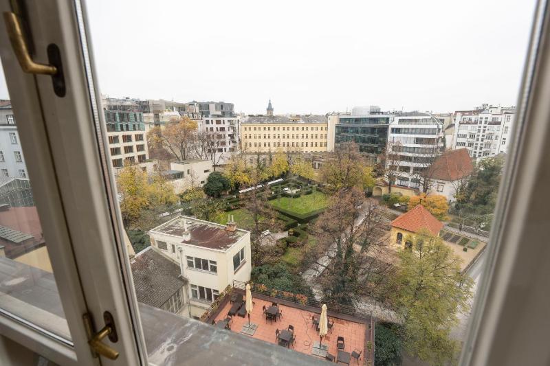 Double or Twin Studio with Garden View image 4