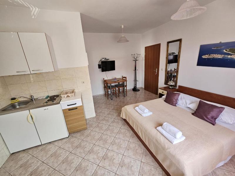 Studio Apartment with Sea View image 2