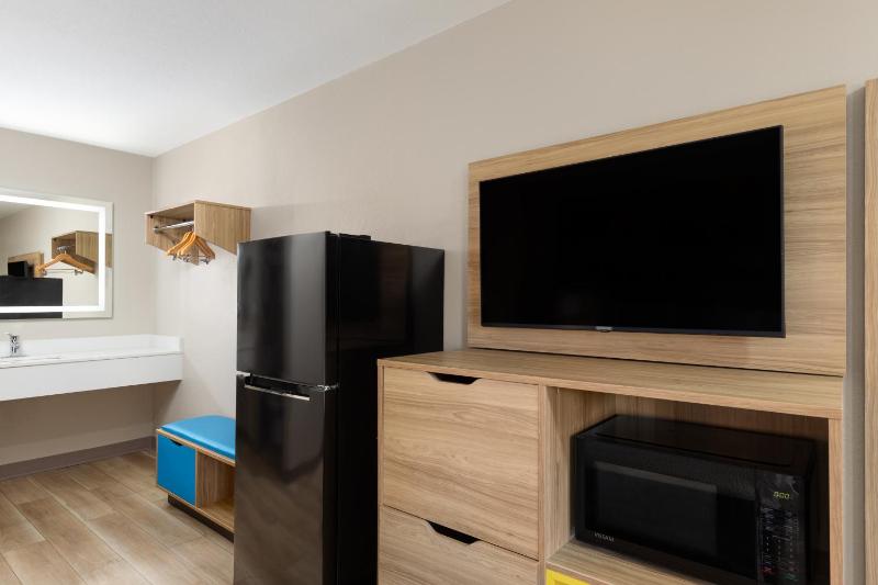 King Room - Non-Smoking image 2