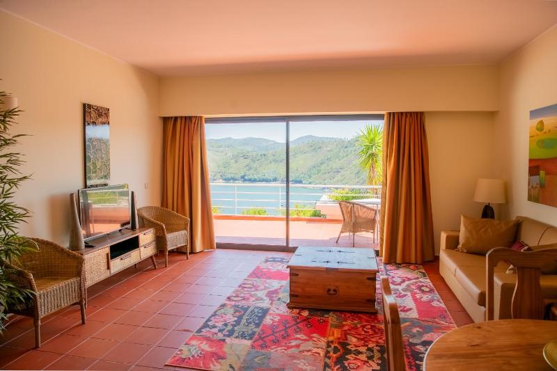 Superior One-Bedroom Apartment with Lake View image 3