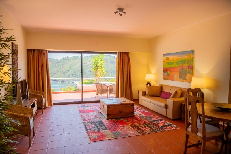 Superior One-Bedroom Apartment with Lake View image 2