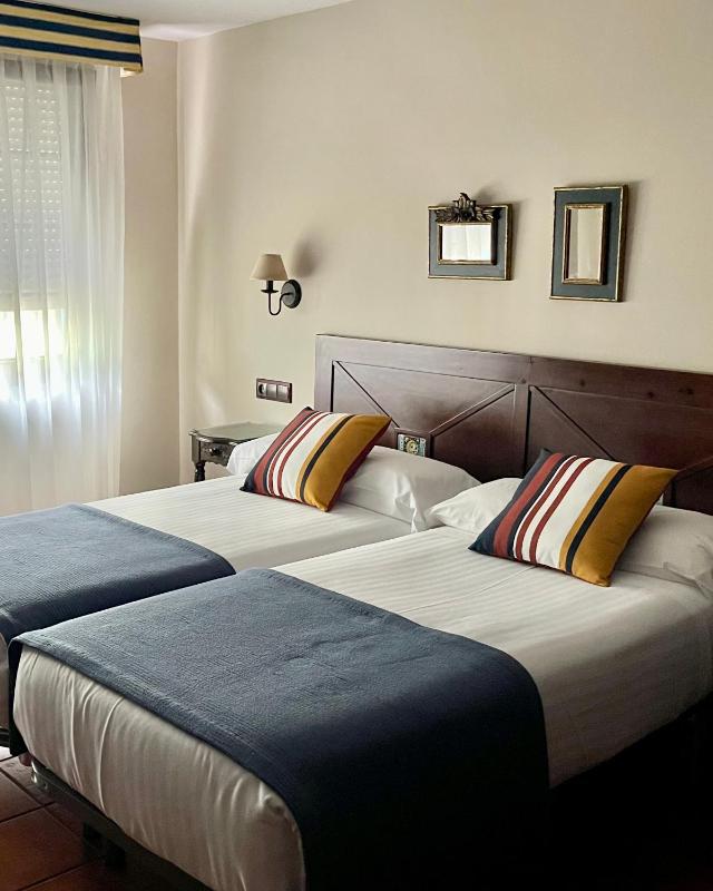 Twin Room image 3