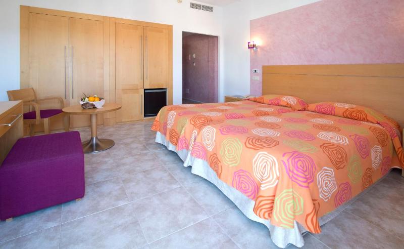 Deluxe Room with Balcony image 4