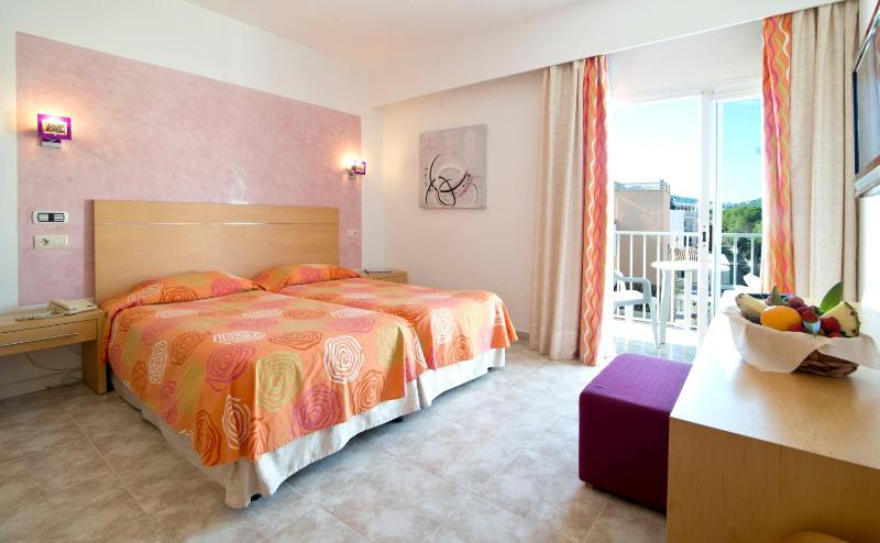 Deluxe Room (3 Adults) image 4
